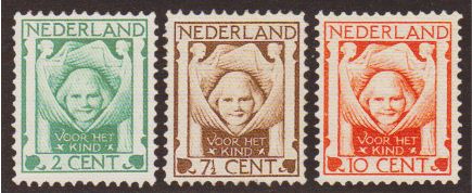 Uitgifte Eerste Kinderpostzegels Gezicht van kind tussen twee beschermengelen Ontwerper: G. Rueter